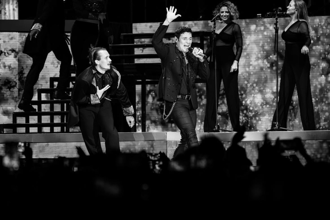 Mehow Hendzel performing with Chayanne 
